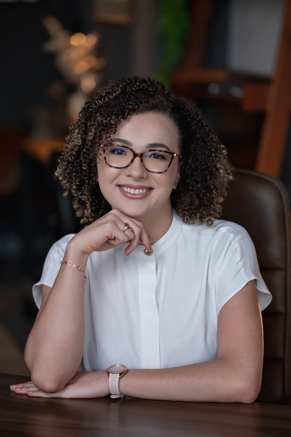 Ana Cláudia Will Ferreira sentada à mesa